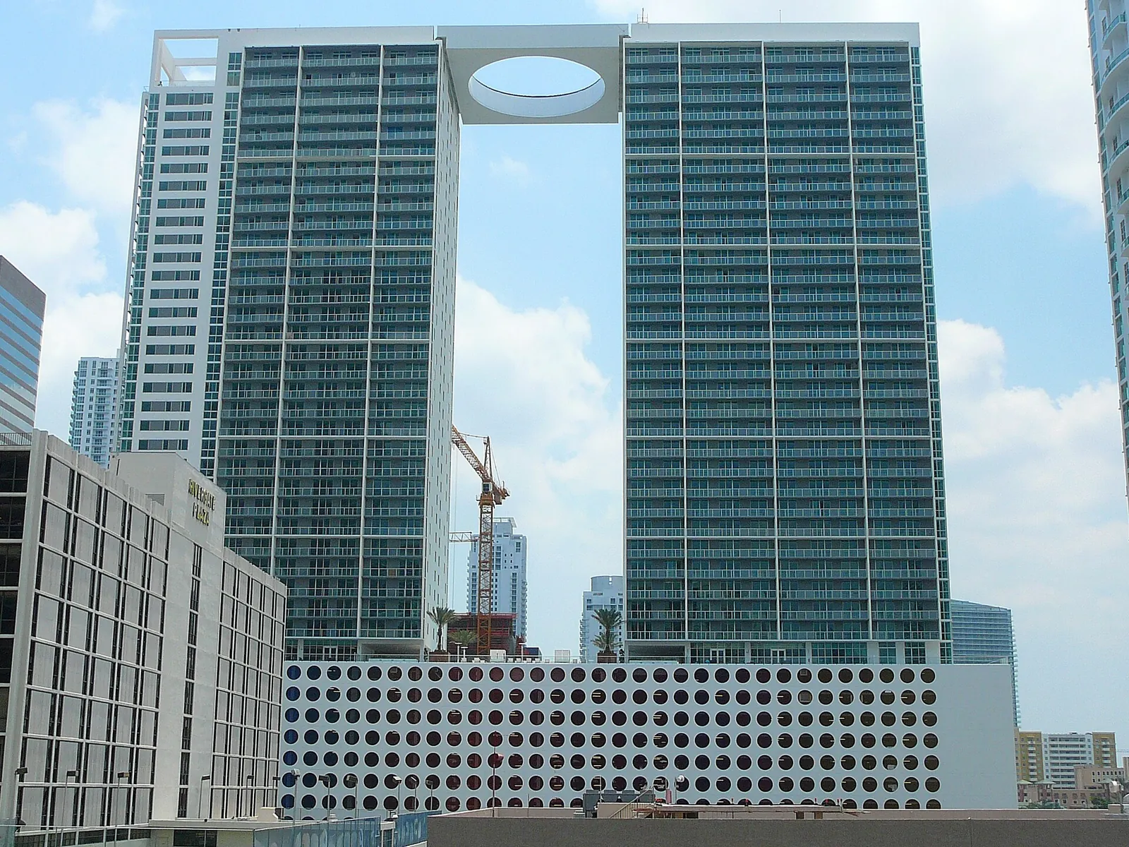 500 Brickell, real-world photo: The 500 Brickell twin towers and their linking bridge, 2008