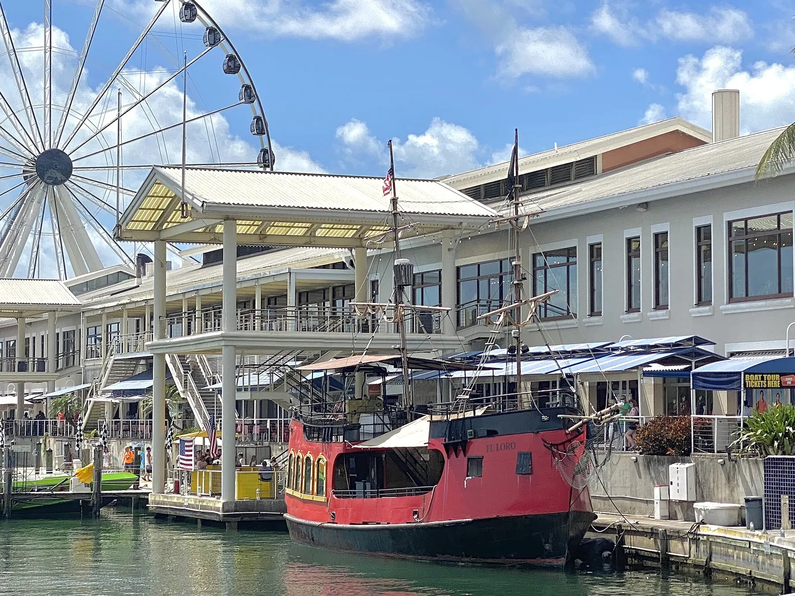 Bayside Marketplace and Skyviews Miami Observation Wheel, real-world photo: Bayside Marketplace and the Skyviews observation wheel, 2021