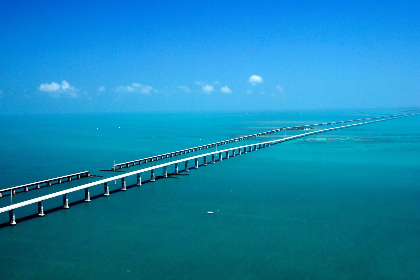 Seven Mile Bridge, real-world photo: Aerial view of the Seven Mile Bridge beside the Old Seven Mile Bridge, 2003