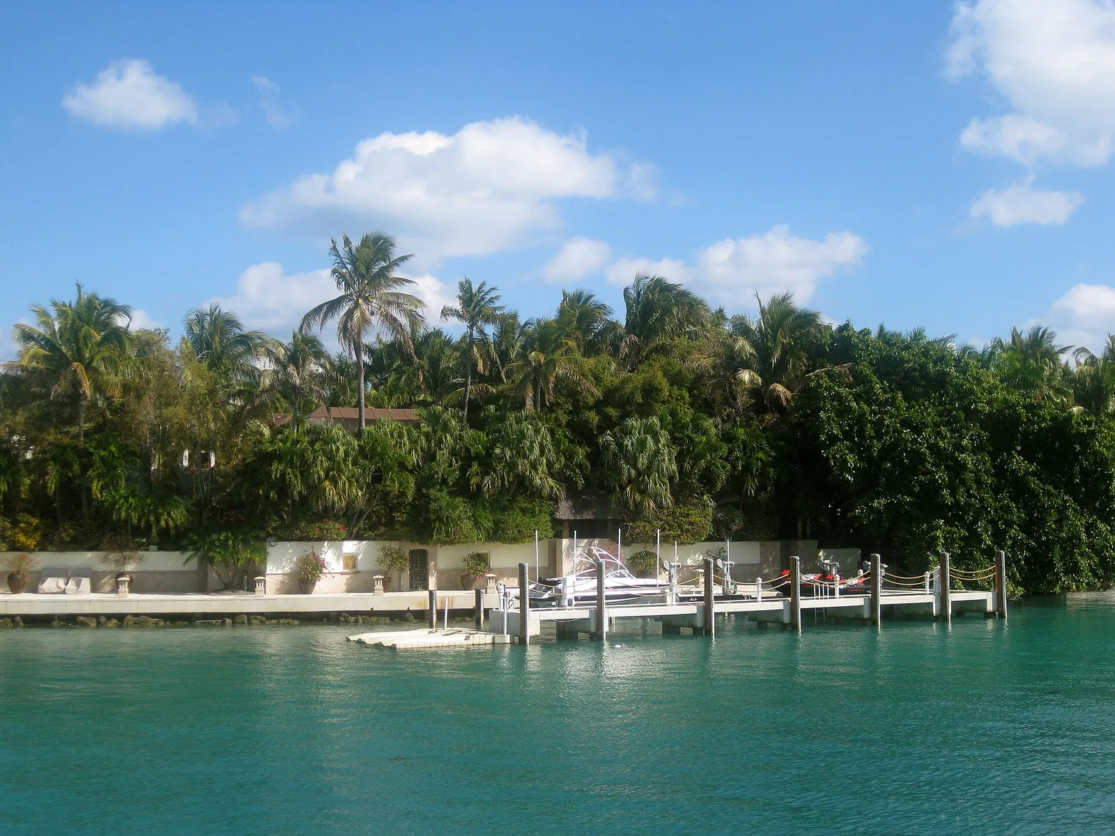 Star Island, real-world photo: Waterfront estates on Star Island seen from the water, 2010