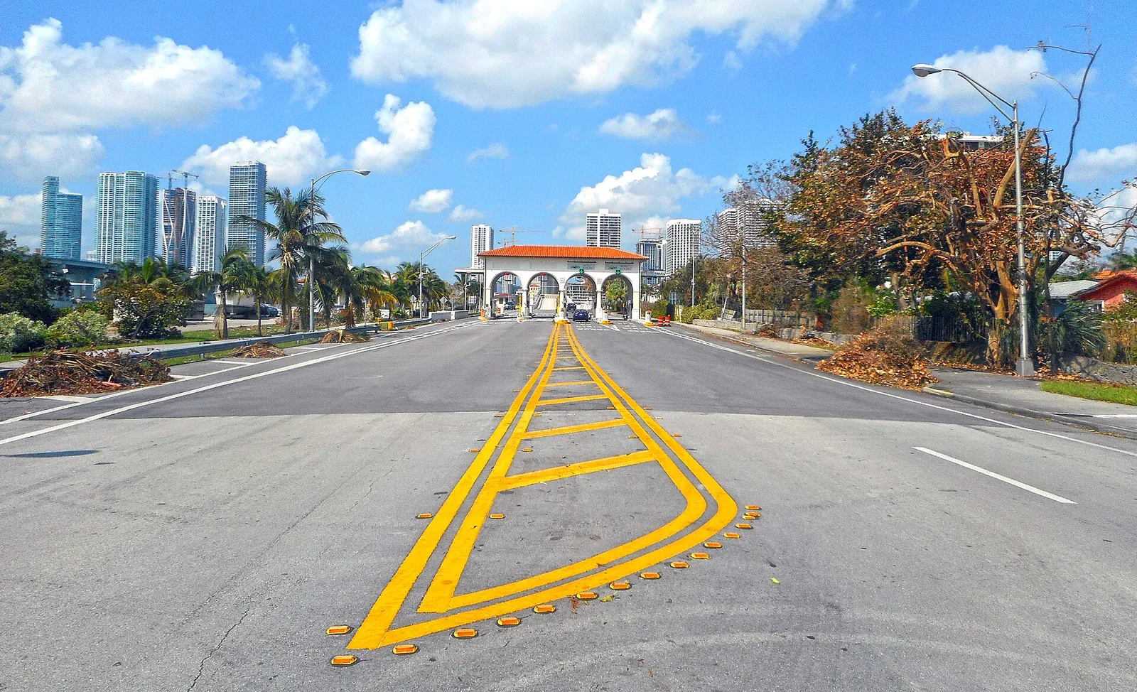 Venetian Causeway, Venetian Islands and Venetian Isle Condominium, real-world photo: The Venetian Causeway roadway and toll building, 2017